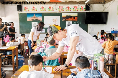 美度新款女士腕表惊艳亮相解放碑 形象大使吴尊走进合川小学建图书室 形象大使 解放碑 吴尊 美度 腕表 热点动态  第3张